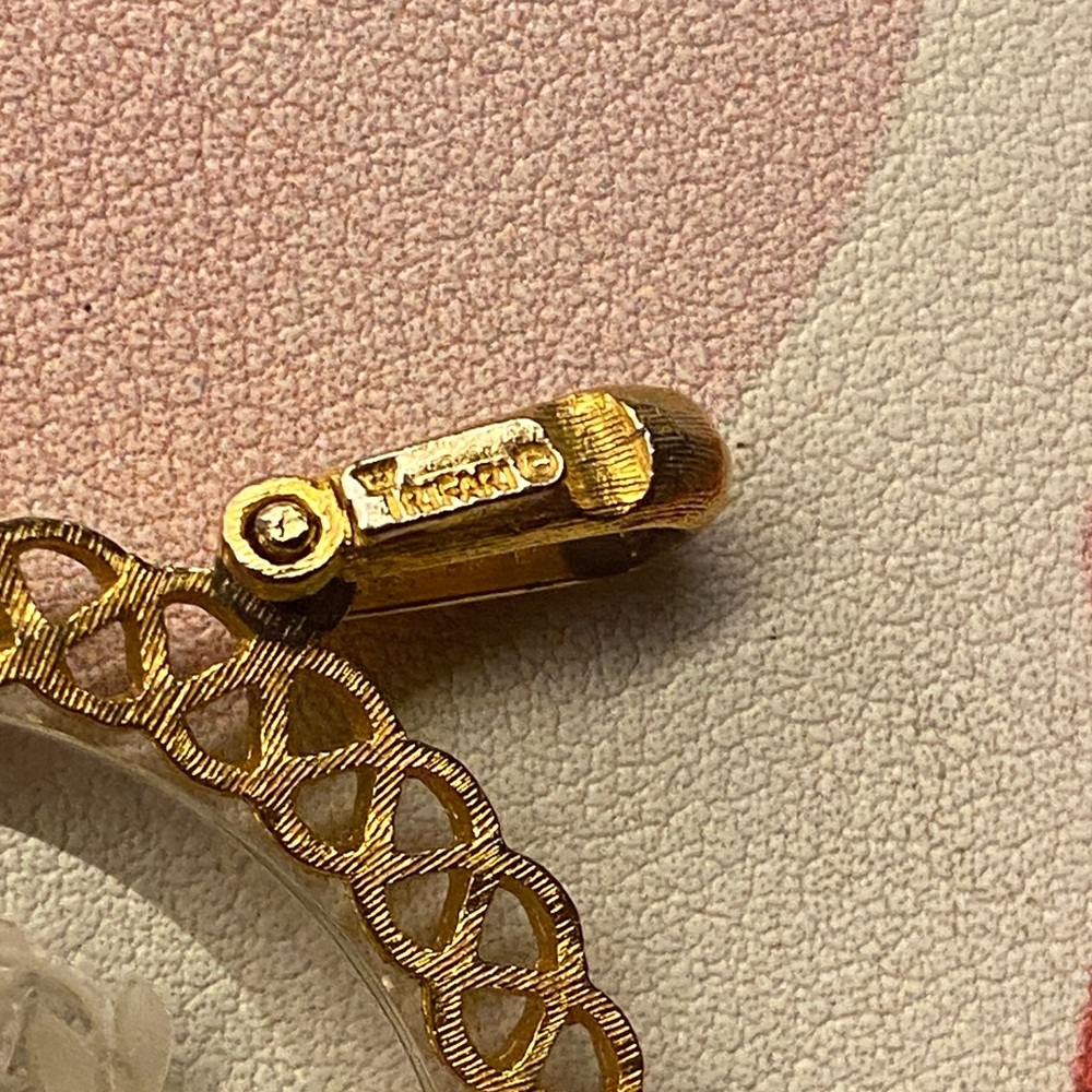 Crown Trifari Gold Intaglio Glass Libra Pendant - Picture 4 of 6
